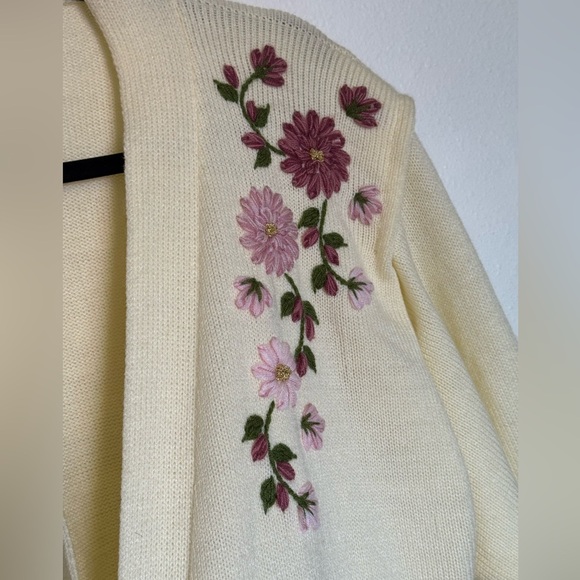 Vintage Women’s XL Floral Embroidered Cream Sweater - Picture 3 of 6